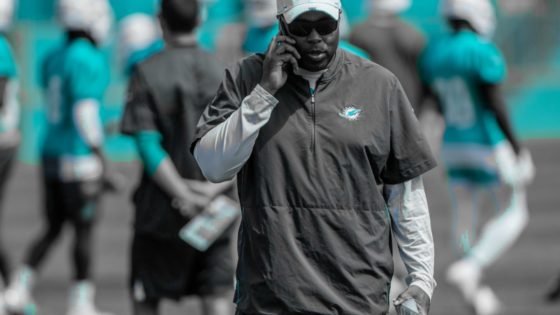 Chris Grier, GM, de los Miami Dolphins hablando por teléfono.